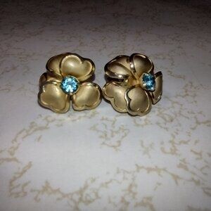 Lovely screw back gold tone detailed flower earrings with blue stone